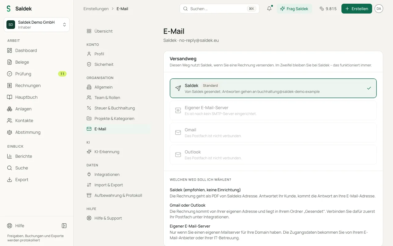 E-mail settings: the sending method with Saldek as the default, your own e-mail server, Gmail and Outlook, with guidance on which to pick below